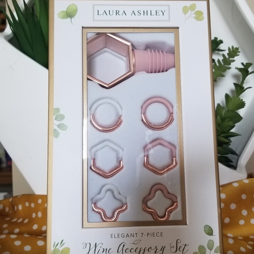 🍷Laura Ashley Wine Accessory Set🍷